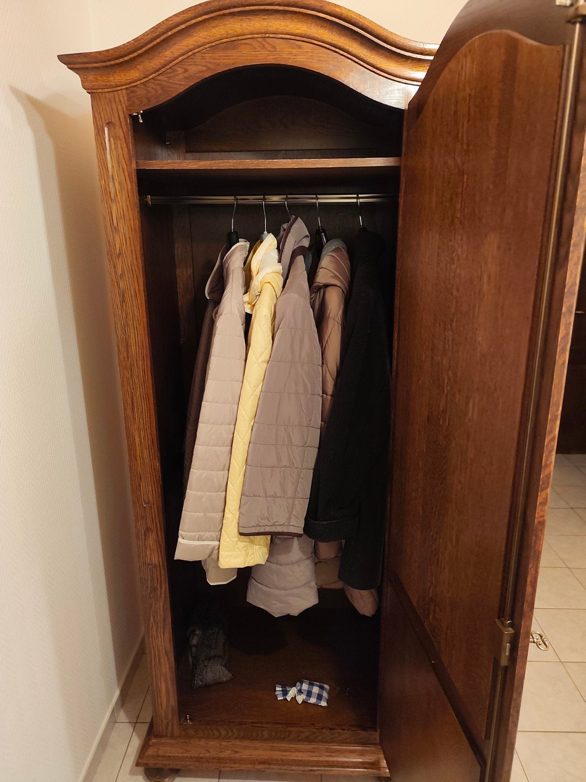 Armoire d'entrée en chêne, Maison & Meubles, Armoires | Penderies & Garde-robes, Enlèvement