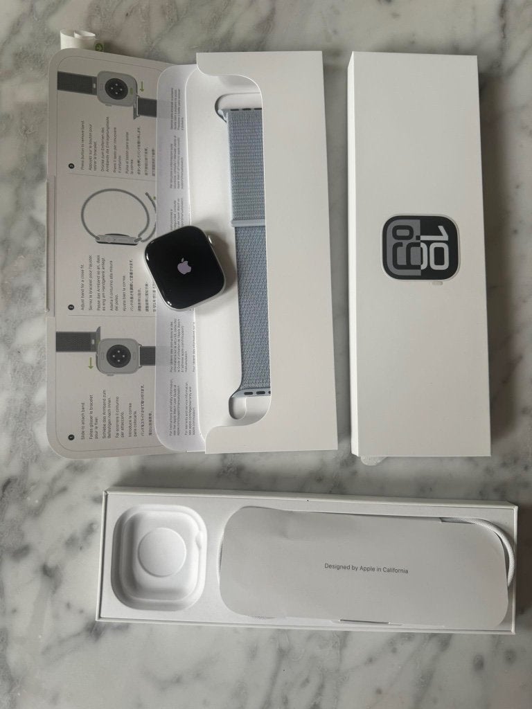 Apple Watch 10 46mm Zilver met ongebruikt Blue Cloud bandje, Ophalen of Verzenden, Zo goed als nieuw, Zilver