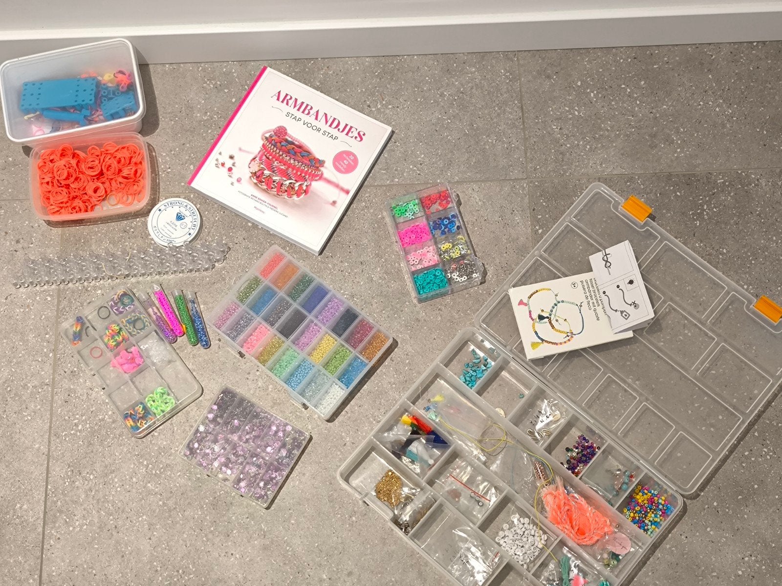 Kralen, loombandjes en boek armbandjes maken, Hobby en Vrije tijd, Ophalen, Zo goed als nieuw, Kraal