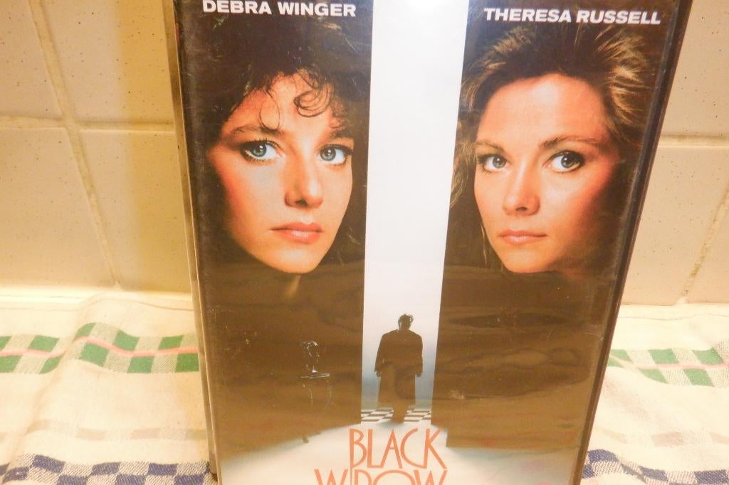 DVD Black Widow.(Debra Winger & Theresa Russell), CD & DVD, DVD | Thrillers & Policiers, À partir de 12 ans, Envoi, Comme neuf
