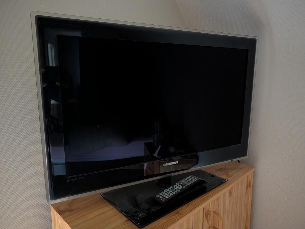 Samsung TV: 32 inch op voet, Ophalen, LED, Samsung, 60 tot 80 cm