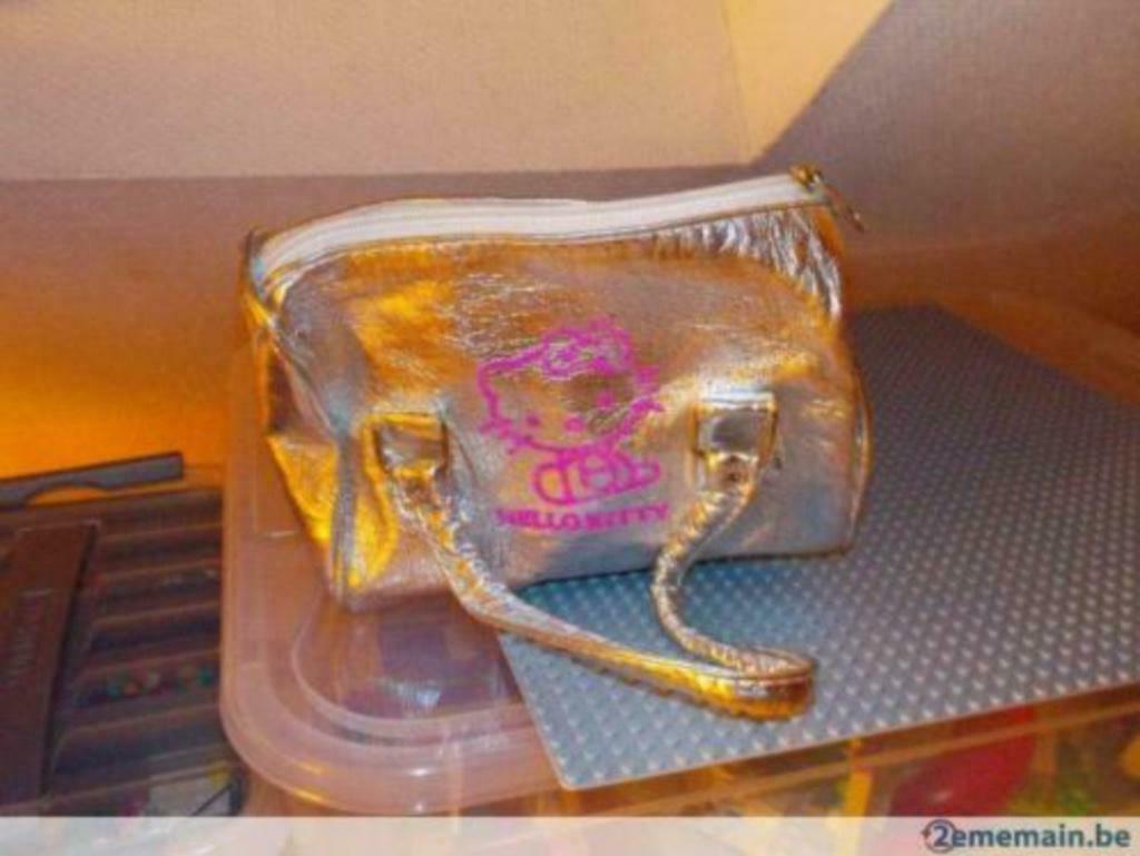 hello kitty sac argenté, Enfants & Bébés, Enlèvement
