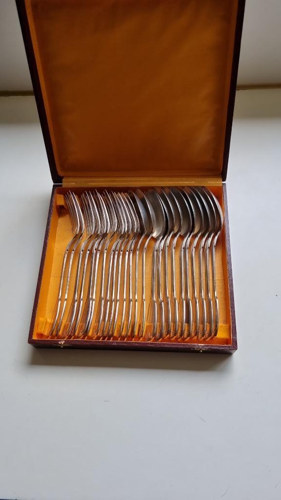 Valise à cuillères et fourchettes en métal argenté, Mireille, Enlèvement, Argent