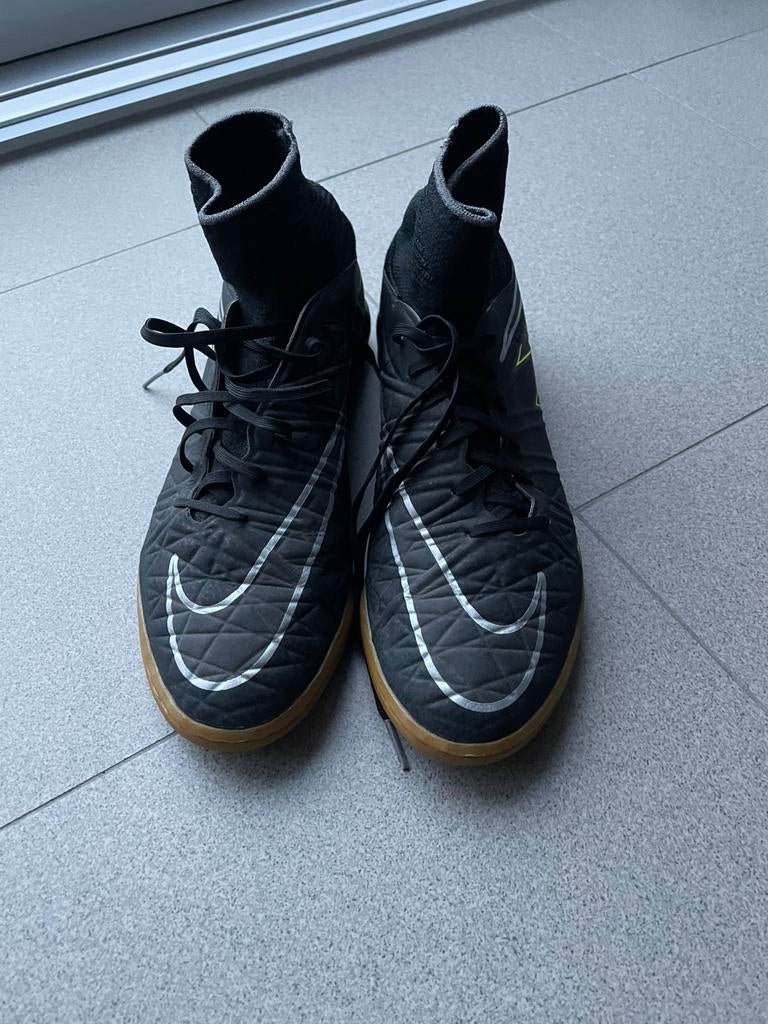 Nike zaalvoetbal/ sport schoenen , in zeer goede staat, Sport en Fitness, Voetbal, Ophalen of Verzenden, Zo goed als nieuw, Schoenen