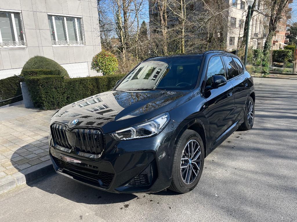 BMW iX1 xDrive 30, Autos, BMW, Cuir, Entretenue par le concessionnaire, Noir, 5 portes