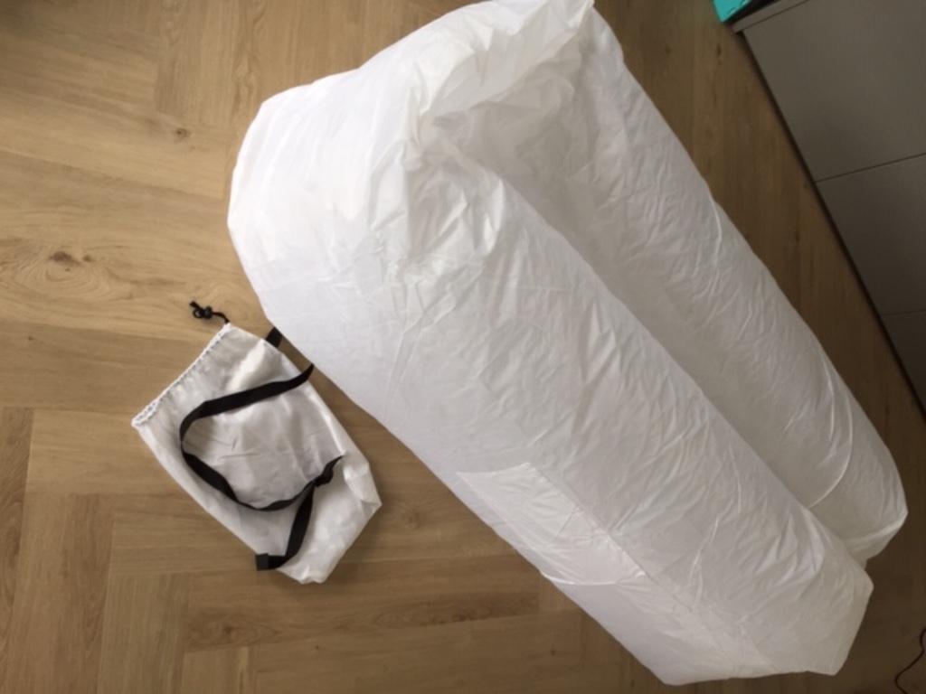 luchtbed / laybag / air inflatable uniek (hagelwit), Enlèvement, Pompe intégrée, Neuf, 1 personne