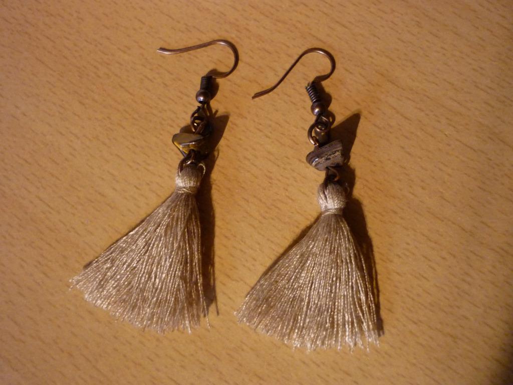 Hanger oorbellen met steentje en beige tassel slinger, Handtassen en Accessoires, Oorbellen, Ophalen of Verzenden, Beige