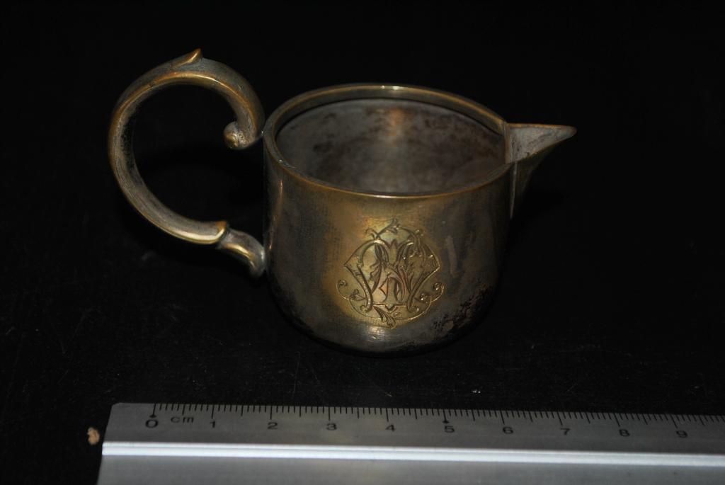 Ancien petit pot à lait en métal argenté usagé monogrammé, Enlèvement ou Envoi, Argent