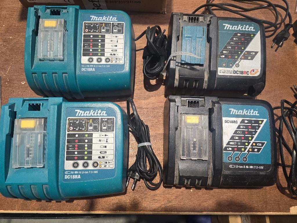 2x lader Makita, Doe-het-zelf en Bouw, Ophalen, Zo goed als nieuw