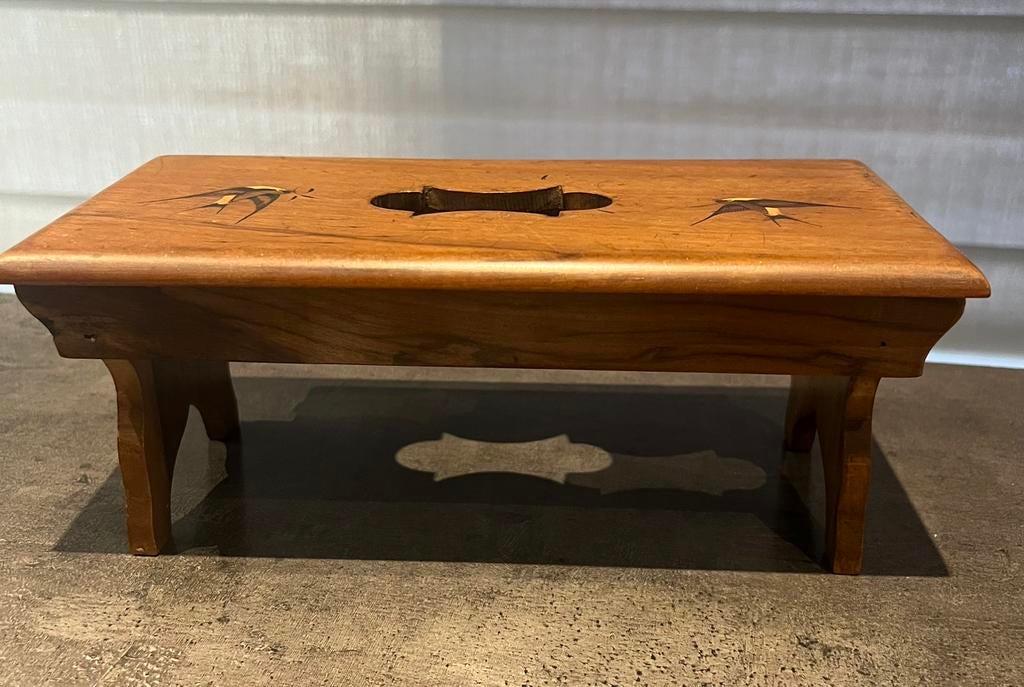 Petit banc/ marchepied marqueté - ancien, Envoi