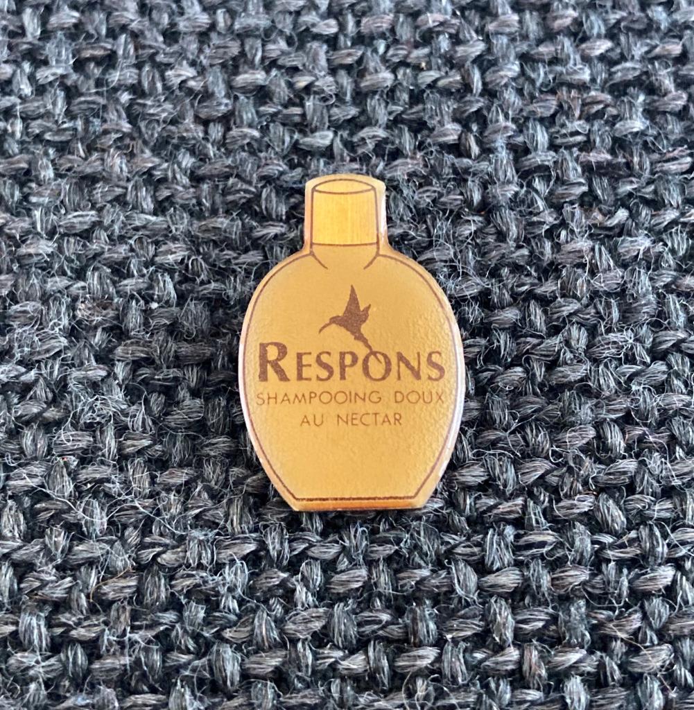 PIN - RESPONS - SHAMPOO - PARFUM - PERFUME, Verzamelen, Verzenden, Gebruikt, Merk, Speldje of Pin