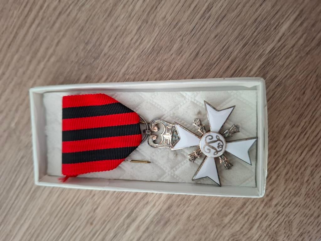 Médaille : insigne d'honneur militaire, croix civile, Envoi