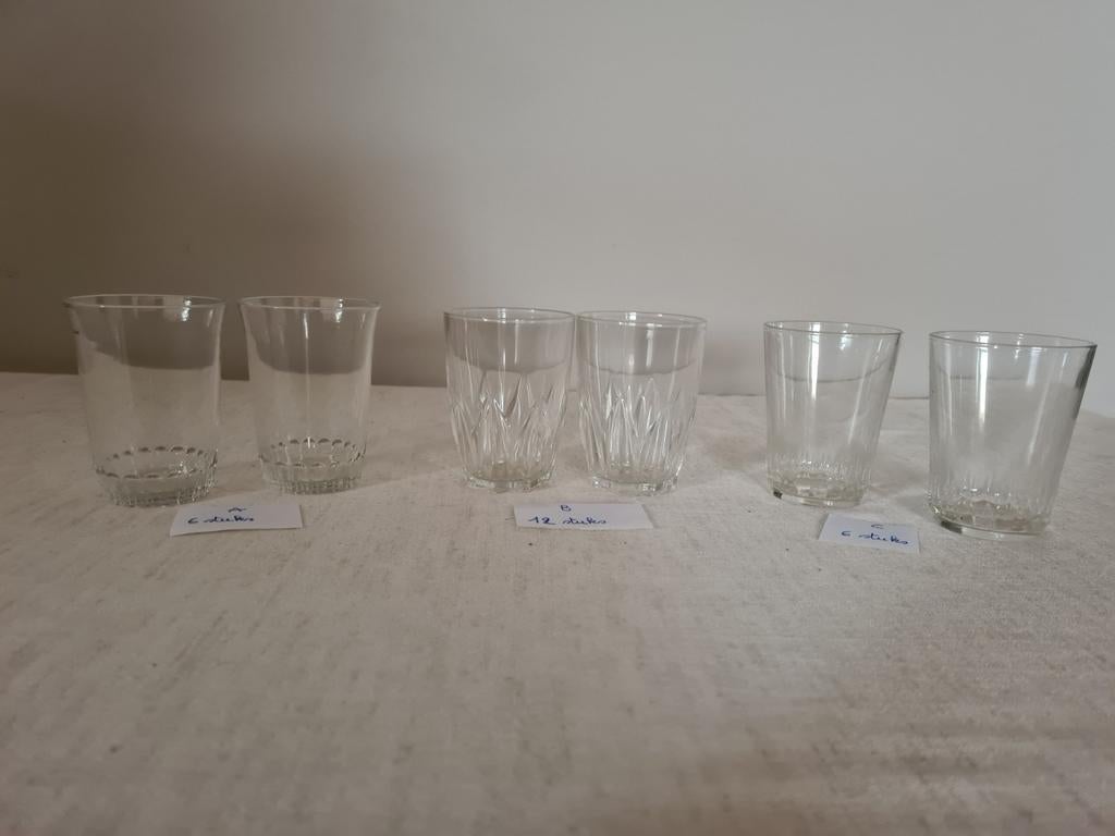 24 kleine drinkglazen of aperitiefglaasjes te koop in Balen, Enlèvement ou Envoi, Comme neuf, Verre, Verre ou Verres