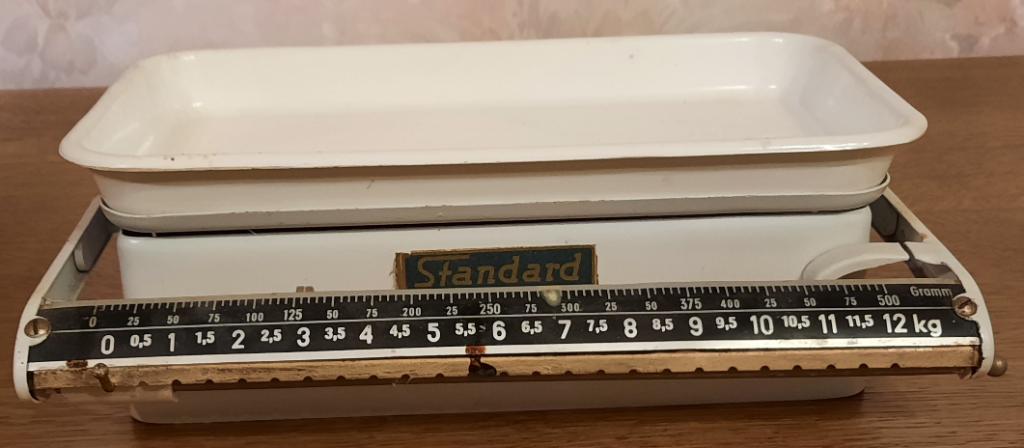 Oude weegschaal 1960 merk Standard, Ophalen, Gebruikt, Keukenweegschaal, 10 tot 50 kg