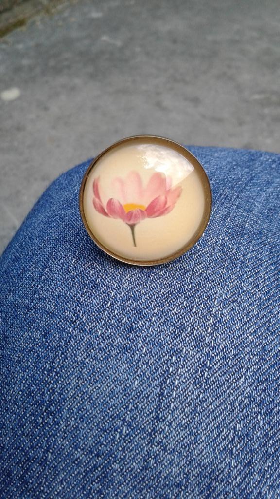 Nieuwe cabochonring met roze madeliefje, Handtassen en Accessoires, Ringen, Nieuw, Roze, Ophalen of Verzenden