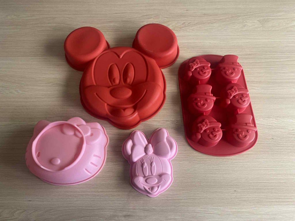 Set 4 silicone bakvormen - Disney / Wilton, Ophalen of Verzenden, Gebruikt, Taarten, Bakvorm