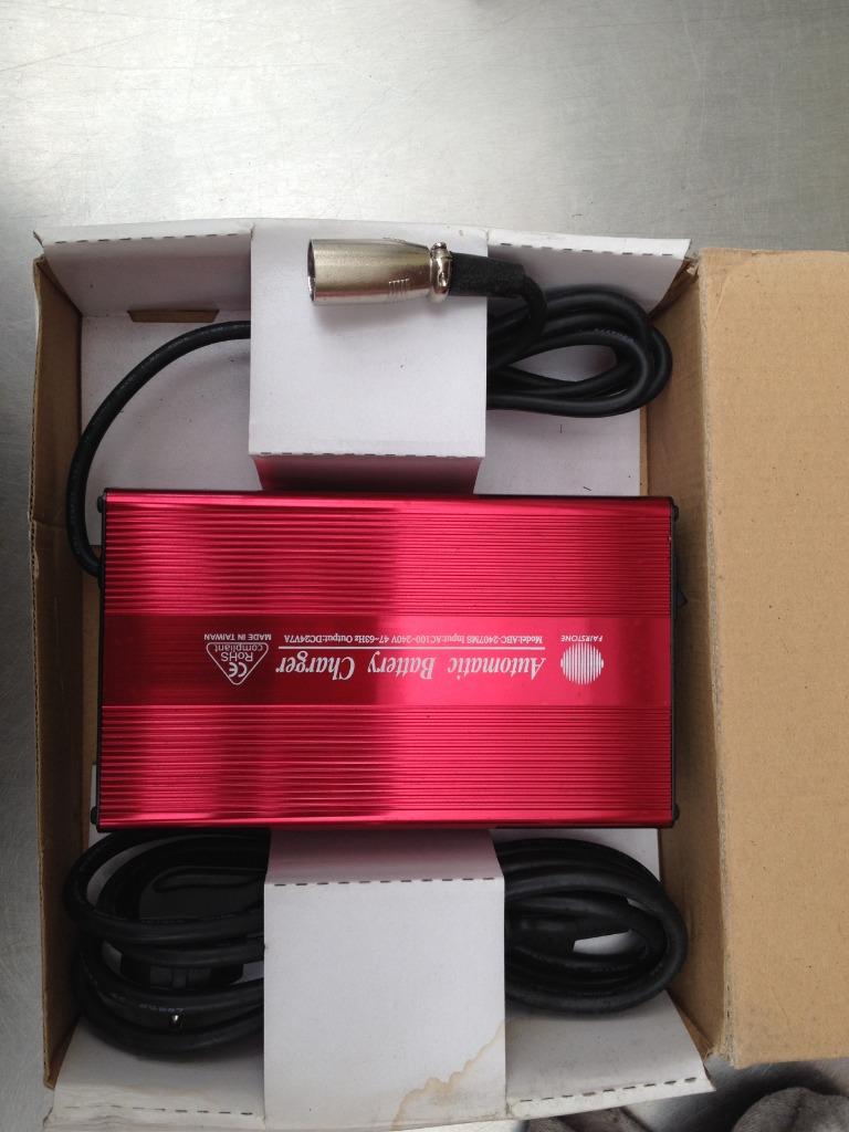 BATTERY CHARGER rolstoel/scootmobiel NIEUW !, Diversen, Rolstoelen, Nieuw, Elektrische rolstoel, Ophalen of Verzenden