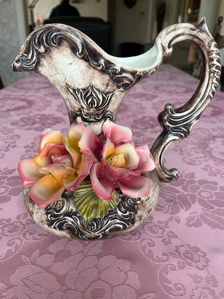 Italiaanse porseleinen vaas/kan met bloemen, Antiquités & Art, Antiquités | Vases, Enlèvement