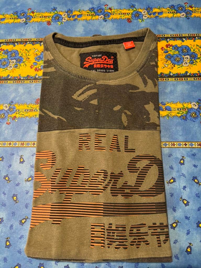 T-shirt kaki Small Superdry à 20 € / unisexe, Autres couleurs, Comme neuf, Enlèvement, Taille 46 (S) ou plus petite