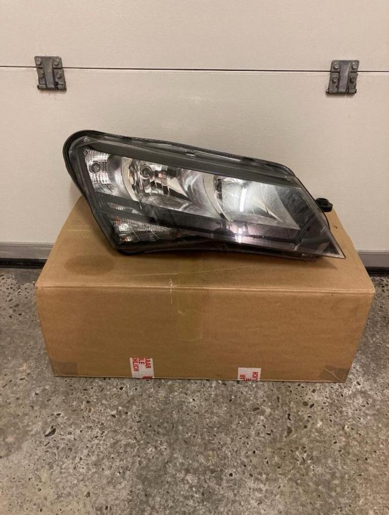 Phare droit HALOGÈNE Skoda SUPERB III châssis 3V année 2015-, Enlèvement ou Envoi, Utilisé, Skoda