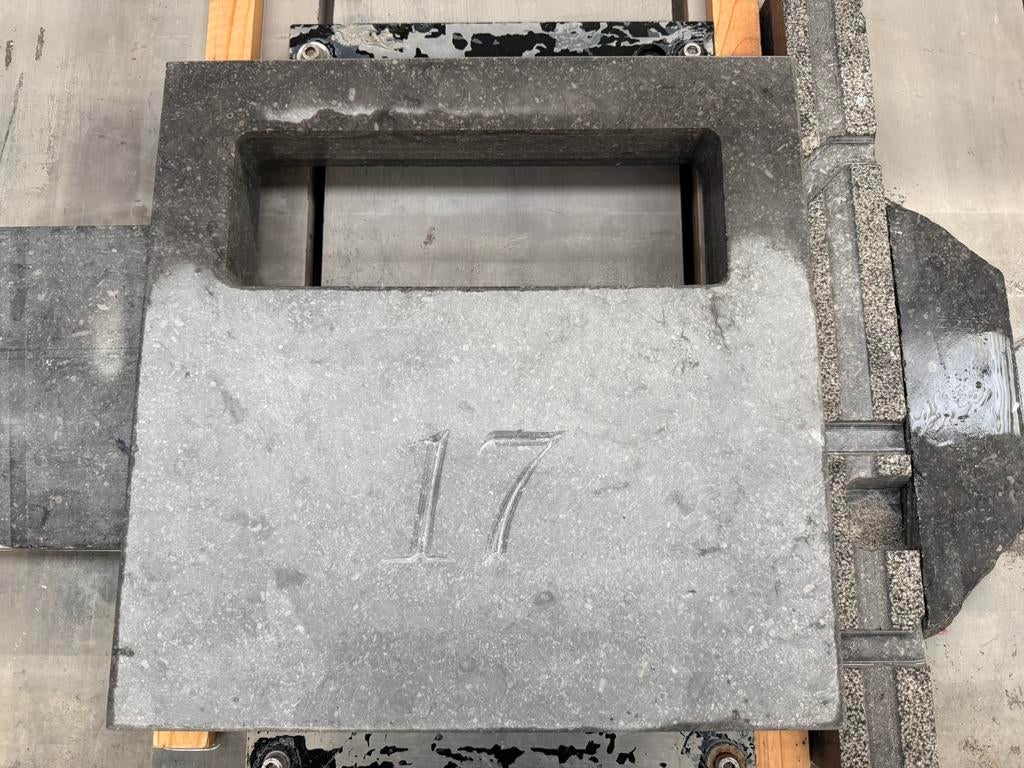 Boite au lettre en pierre bleue avec gravure, Enlèvement, Pierre