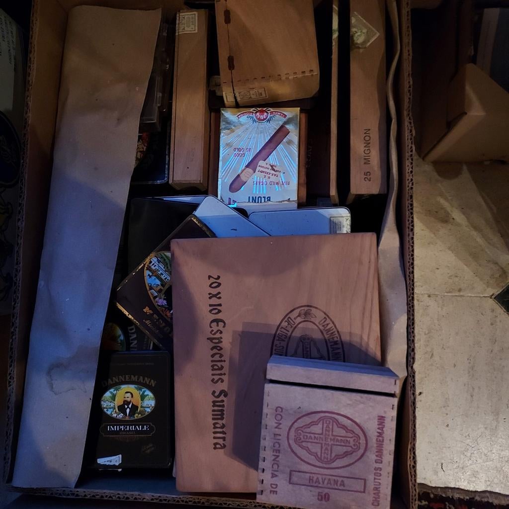 2 dozen met lege sigarenkistjes, Ophalen
