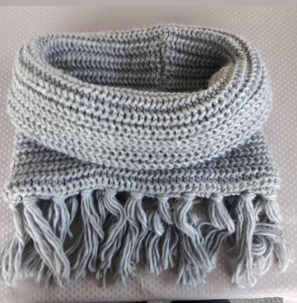 grijs gebreide sjaal dames / snood, Culture, Ophalen of Verzenden, Zo goed als nieuw, Sjaal