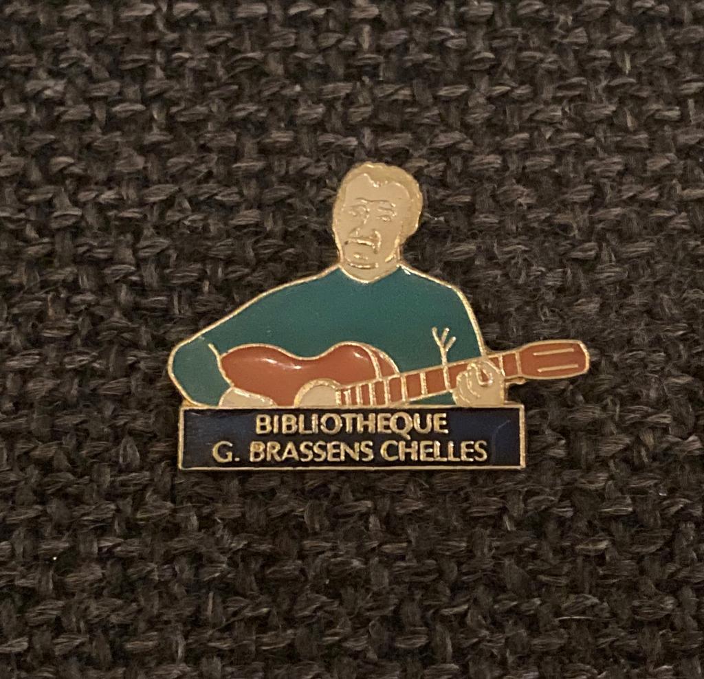 PIN - BIBLIOTHEQUE GEORGES BRASSENS - CHELLES - FRANCE, Envoi, Utilisé, Autres sujets/thèmes, Insigne ou Pin's