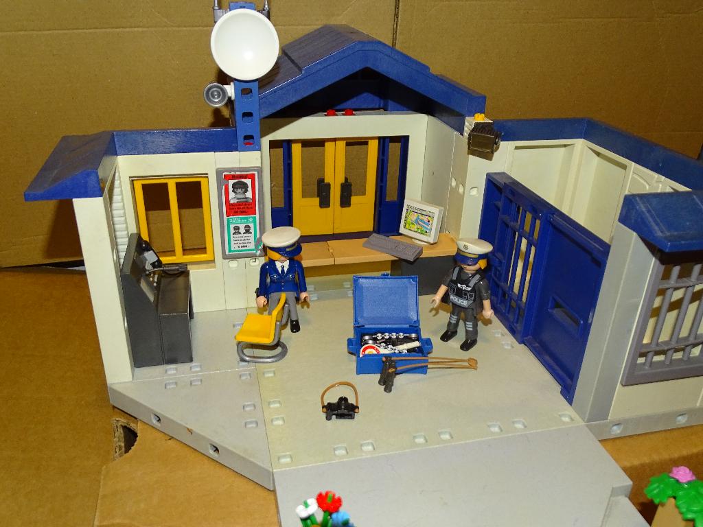 Playmobil politiebureau (2), Kinderen en Baby's, Speelgoed | Playmobil, Ophalen of Verzenden, Gebruikt