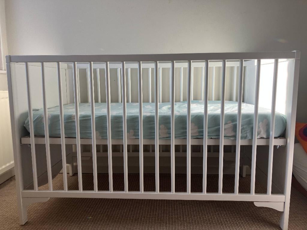 Lit bébé à barreaux + matelas + literie, Ophalen, Gebruikt, Ledikant