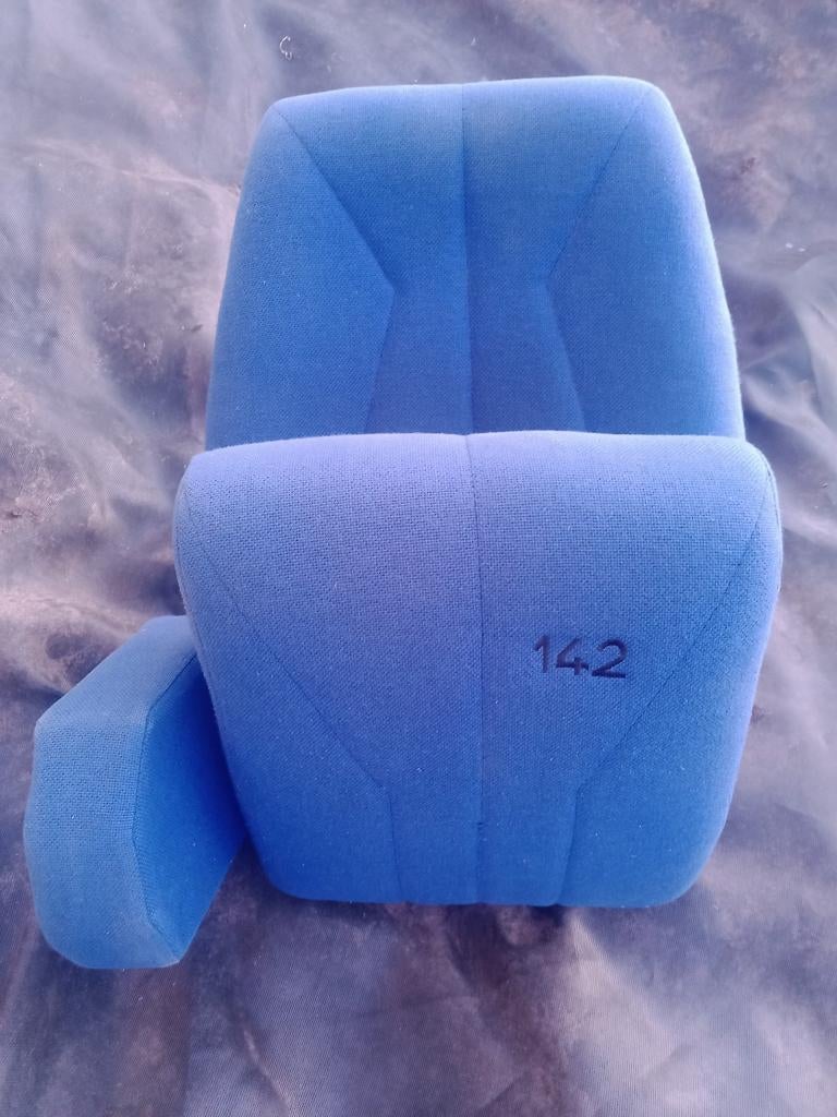 3 genummerde theaterstoelen 142 - 143 - 144, Huis en Inrichting, Stoelen, Ophalen, Gebruikt, Drie, Blauw