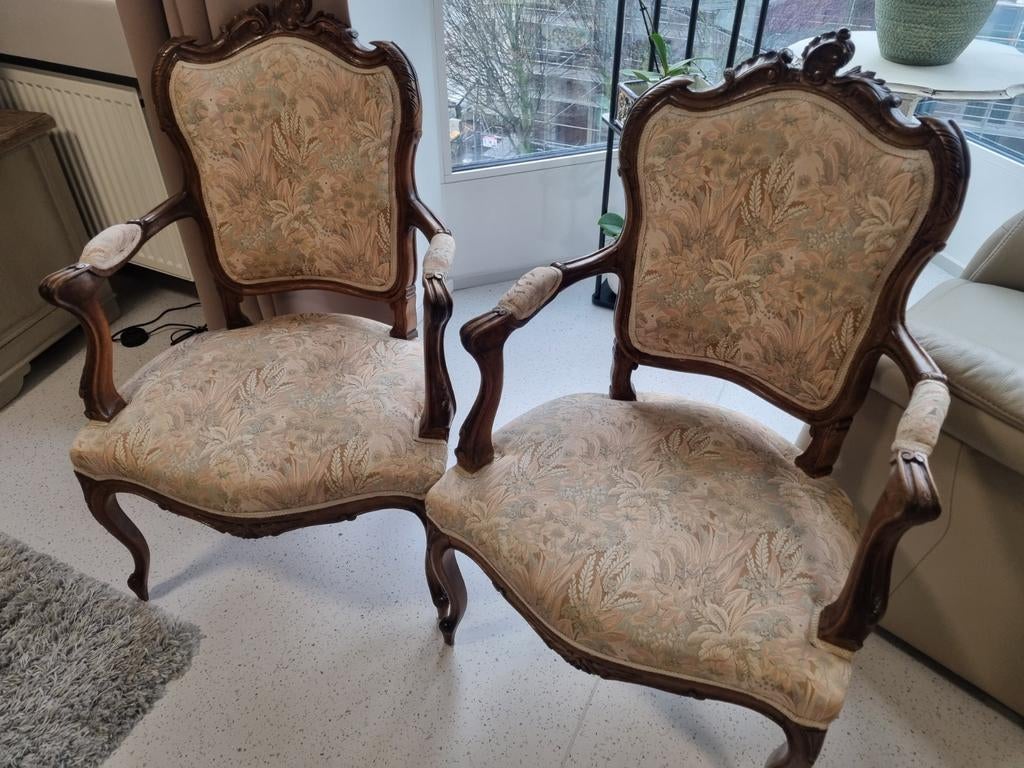 Deux chaises anciennes, Enlèvement