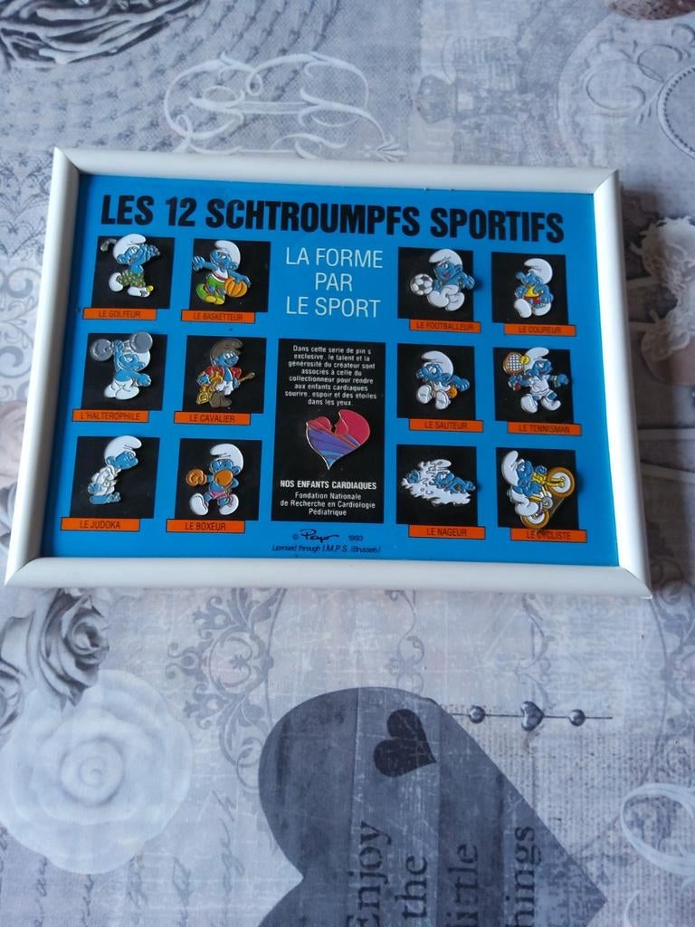 Les Schtroumpfs cadre avec 12 Pins, Enlèvement ou Envoi, Comme neuf
