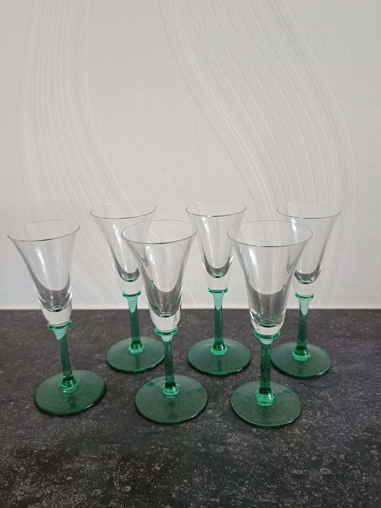 6 borrelglazen met groene voet. Hoogte: 12,50 cm., Verzamelen, Glas en Drinkglazen, Ophalen of Verzenden, Zo goed als nieuw, Borrel- of Shotglas