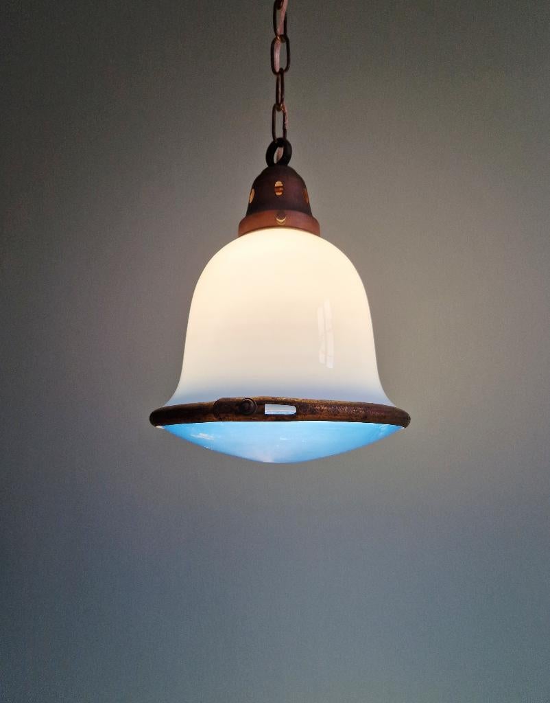 Suspension Bauhaus en opaline et verre satiné bleu, 1920, Enlèvement ou Envoi