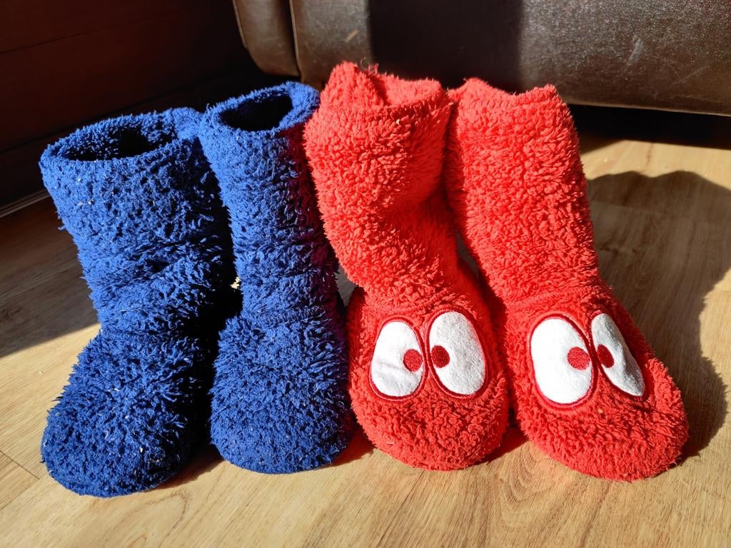 Chaussons Woody super doux - rouge et bleu | taille 26 à 30, Garçon ou Fille, Enlèvement ou Envoi, Comme neuf, Autres types