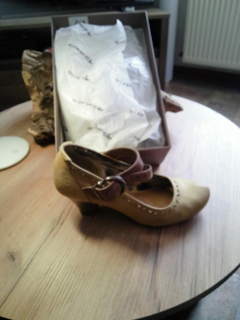 chaussures Tamaris en cuir camel, Envoi, Porté