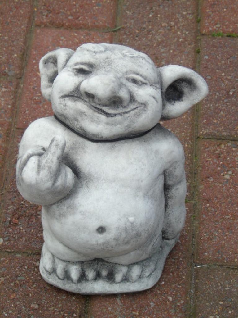 statue en pierre patinée monstre au doigt d honneur ... fuck, Enlèvement ou Envoi, Neuf, Pierre, Nain de jardin