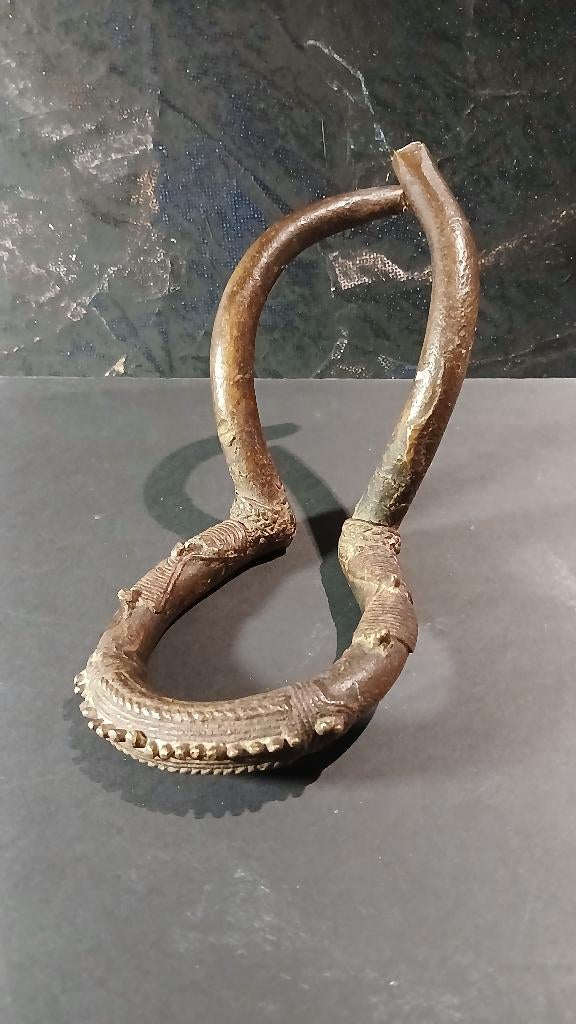 afrikaanse bovenarm armband / manilla - brons, Antiek en Kunst, Ophalen