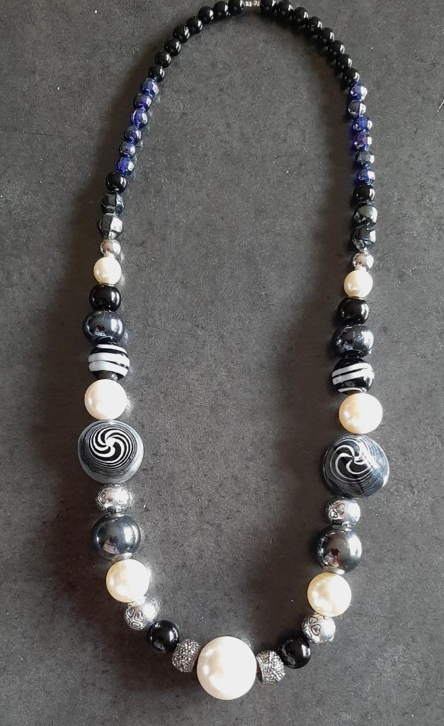 Te koop: Nieuw!! Mooie zware, zwarte ketting, wit en zilver., Neuf, Pierre ou Minéral, Enlèvement, Avec strass