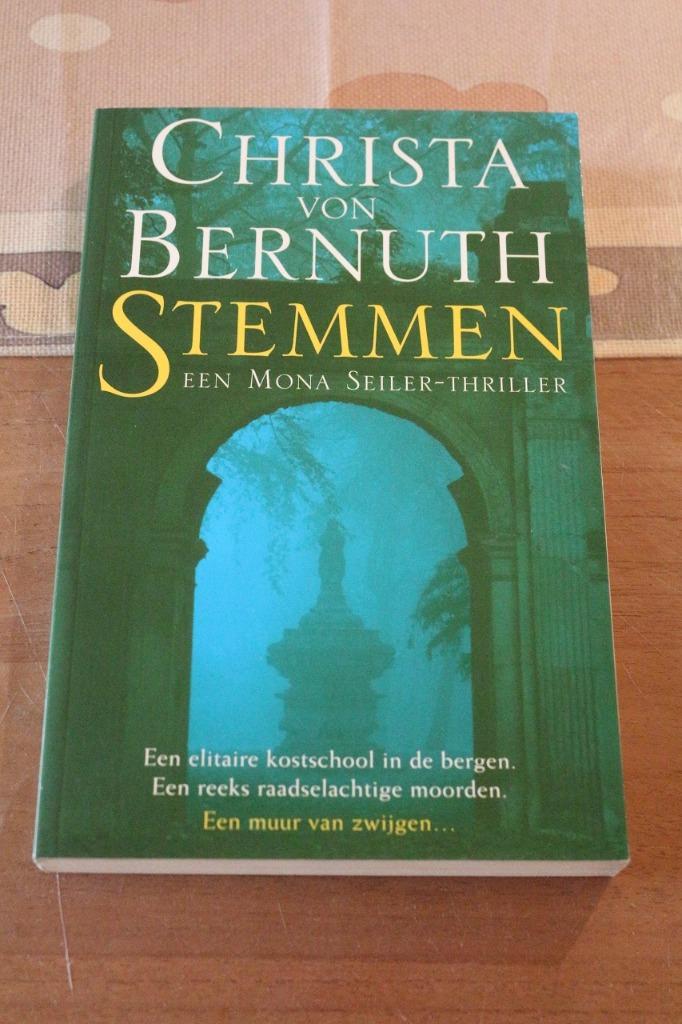 *Stemmen - Christa Von Bernuth, Livres, Thrillers, Comme neuf, Europe autre, Enlèvement ou Envoi