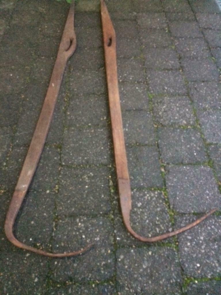 Antiek oude werktuigen en met handzeis, Ophalen