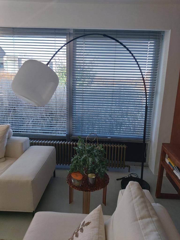 Lampe sur pied avec une grande base incurvée, Enlèvement, Verre