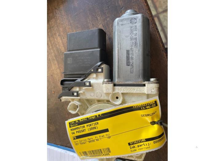 Moteur de vitre portière d'un Volkswagen Passat, Autos : Pièces & Accessoires, Enlèvement ou Envoi, 3 mois de garantie, Utilisé