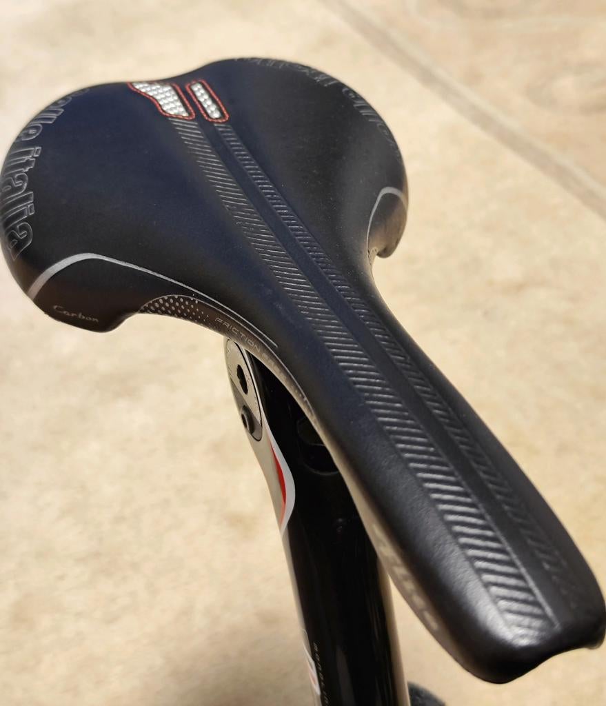 Selle unique "Selle Italia" avec tige de selle carbone, Enlèvement ou Envoi, Comme neuf