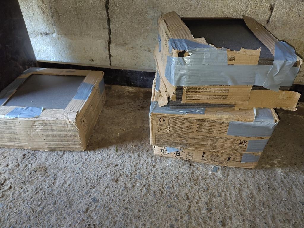 3 cartons de 18 carrelages (30 cm sur 30) 1 carton de 12, Enlèvement