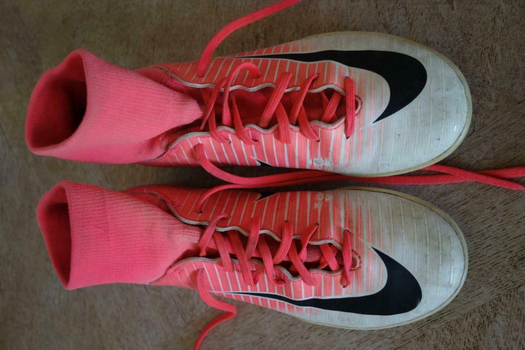 Nike zaalvoetbalschoenen met sokje wit/roze maat 36,5, Sport en Fitness, Ophalen of Verzenden, Gebruikt, Schoenen