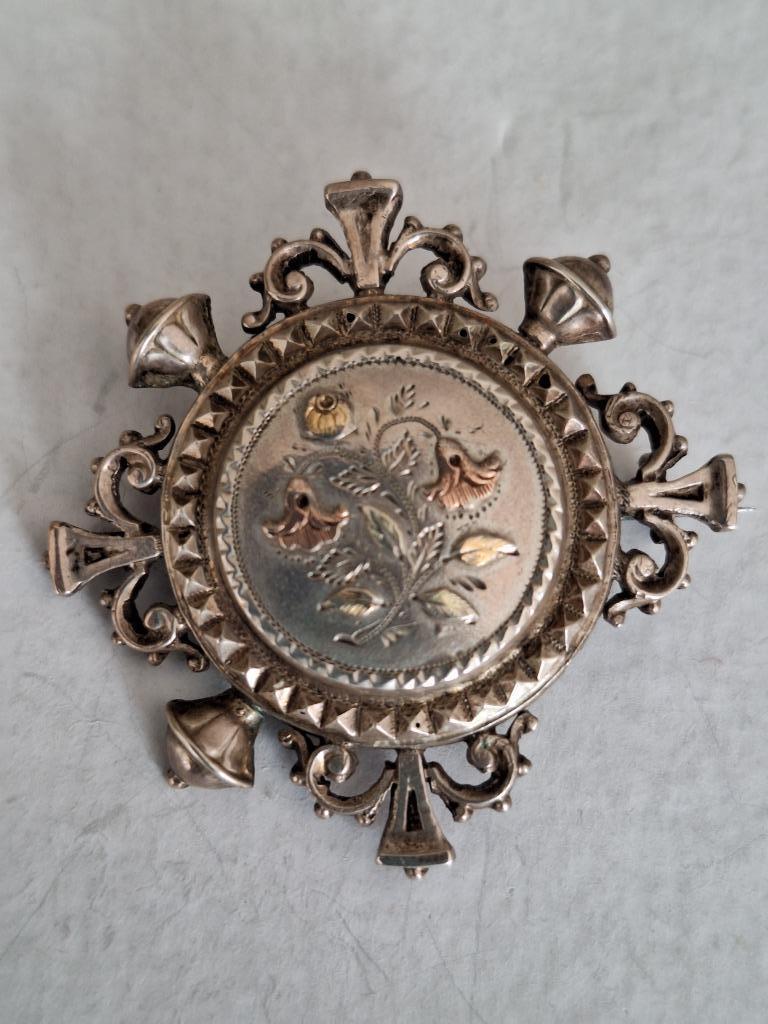 Antieke 19eeuwse  zilveren broche met opgerolde goud florale, Handtassen en Accessoires, Antieke sieraden, Verzenden, Zilver, Broche
