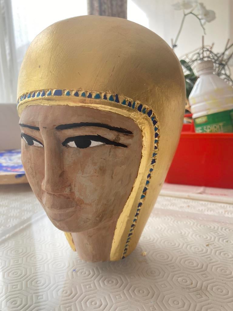 Tête de pharaon recouverte de feuilles d’or, Enlèvement