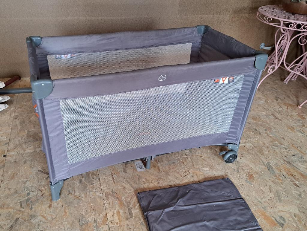 Parc pliable pour bébé Dreambee avec table d'allaitement, Enlèvement, Utilisé, Roulettes